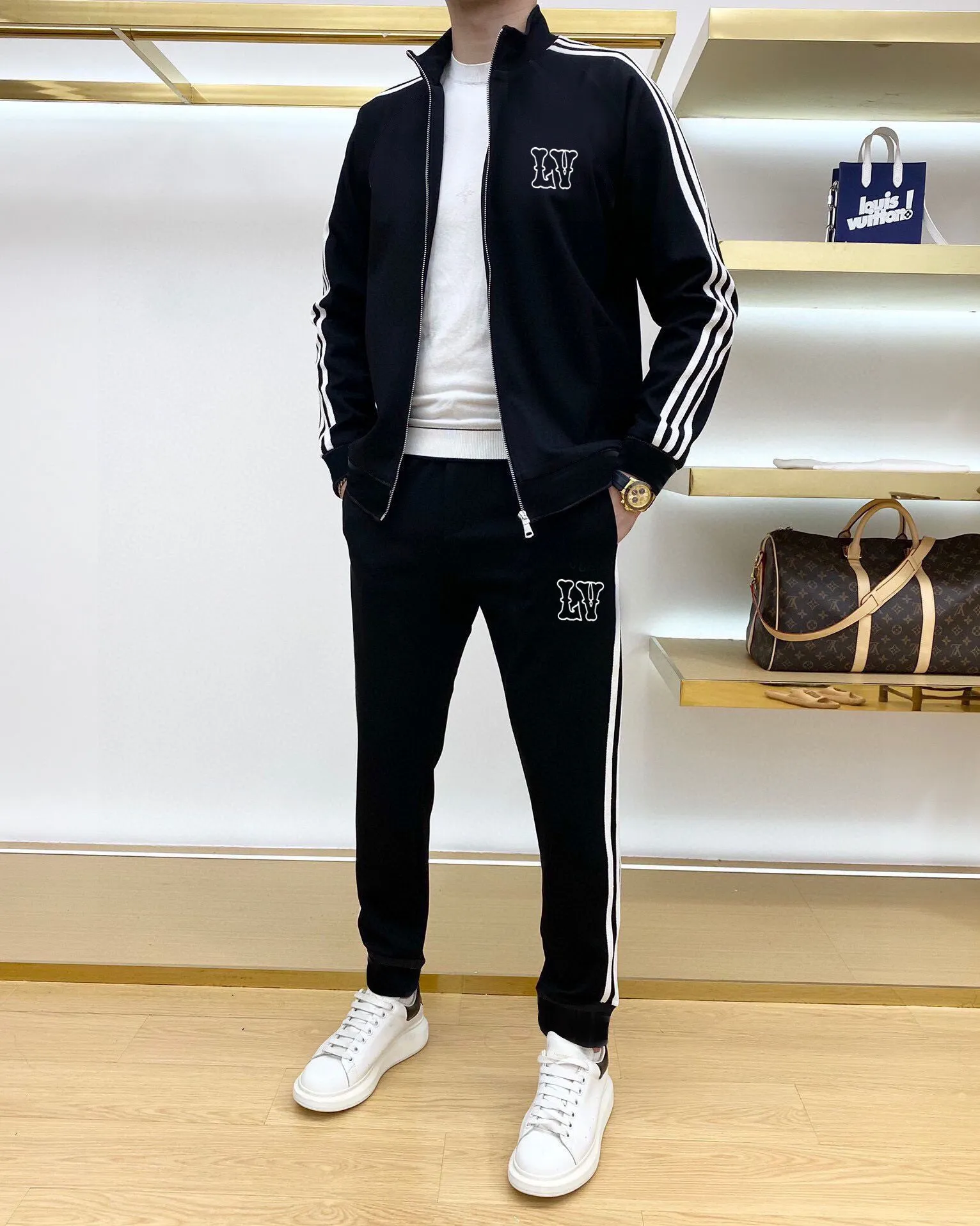 🅿️580 [LV Louis Vuitton] hot-selling suit is coming. Focus on the original version of the official website. 2025 new hot-selling cardigan and sweatshirt suit. The original order is the best. 🇭🇰The meticulous work of top designers for a fitting and perfect upper body effect. All-natural high-quality Tencel Roman cotton 100%, close-fitting comfort, noble and elegant! Original hardware embodies elegance and nobility! Counter size: M-3XL (maximum wear up to 190 pounds)